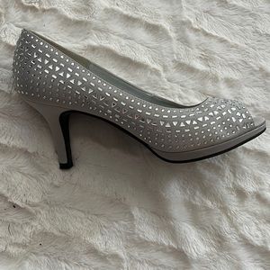 Comfortable, Like New, silver high heel shoes with sequins